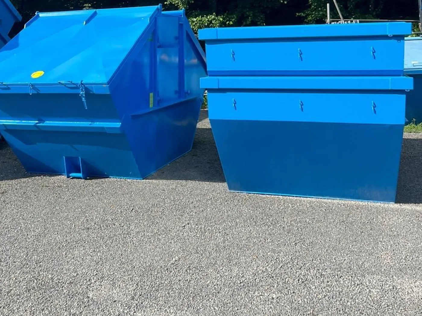 Mehrere blaue Absetzcontainer auf dem Betriebshof