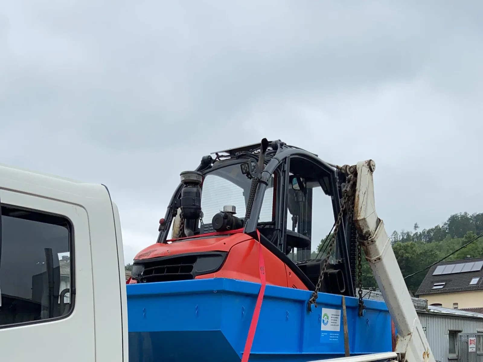 Absetzkipper mit beladenem Container und Umschlaggerät